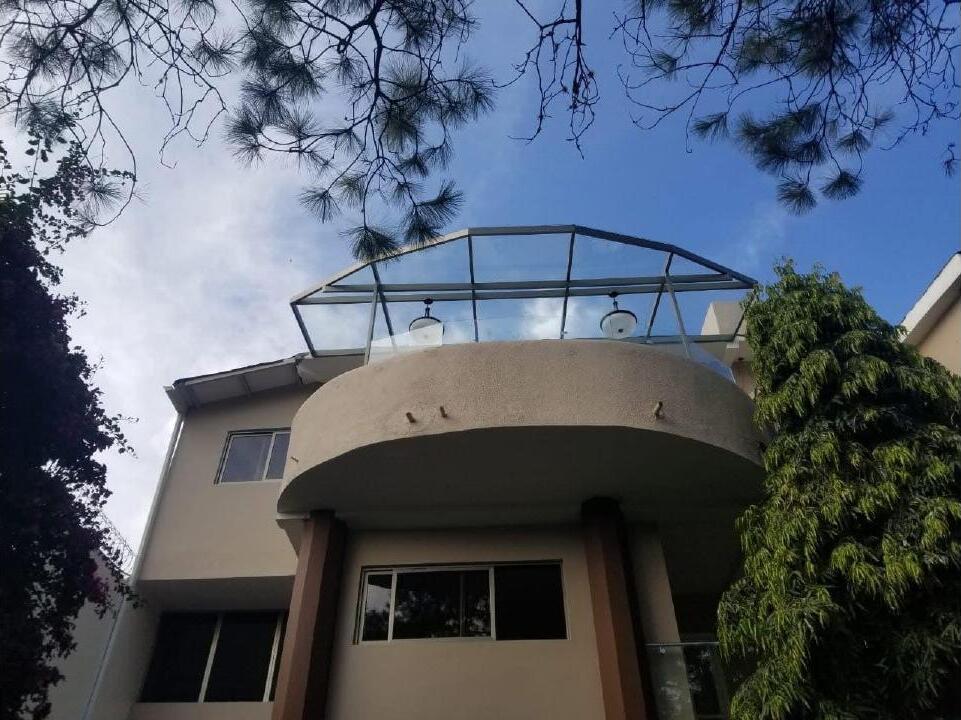 Domo de vidrio con estructura de aluminio en la azotea de una casa en Honduras