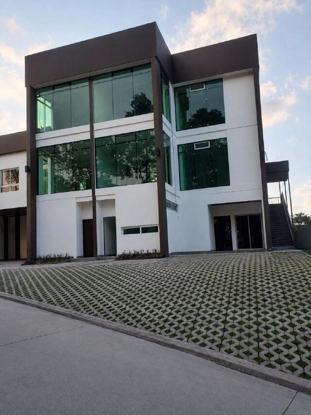 Residencia – Fachada con Vidrio Reflectivo