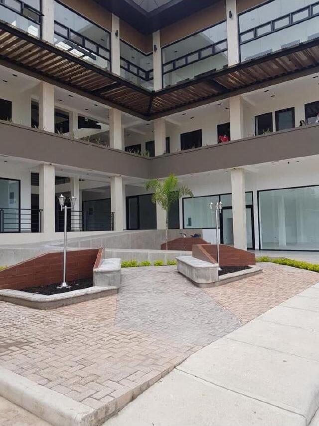 Plaza Comercial – Vitrina y Aluminio