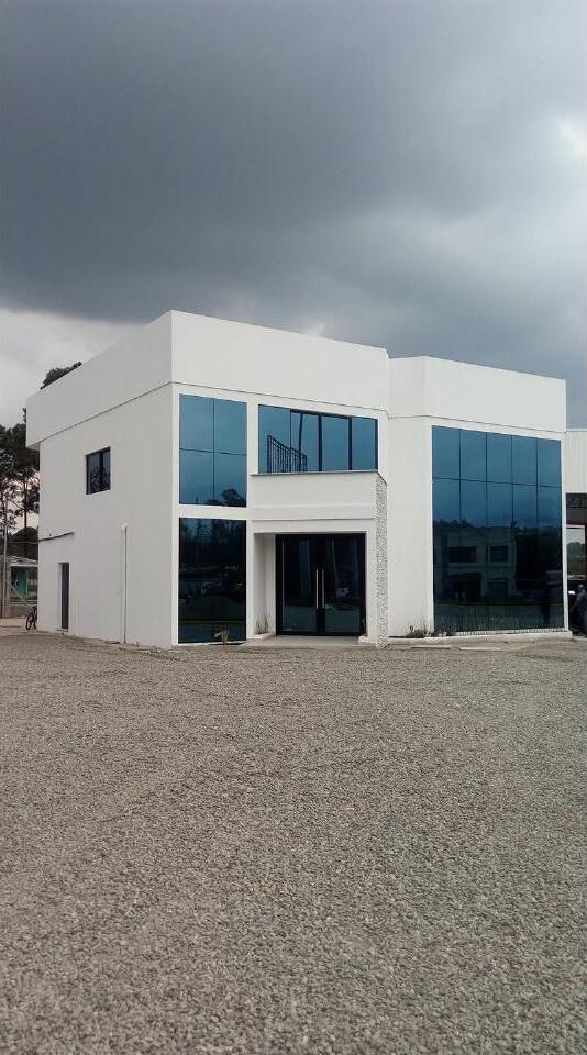 Edificio Blanco – Fachada de Vidrio Azul