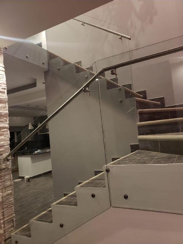 Barandal de vidrio templado en escalera residencial