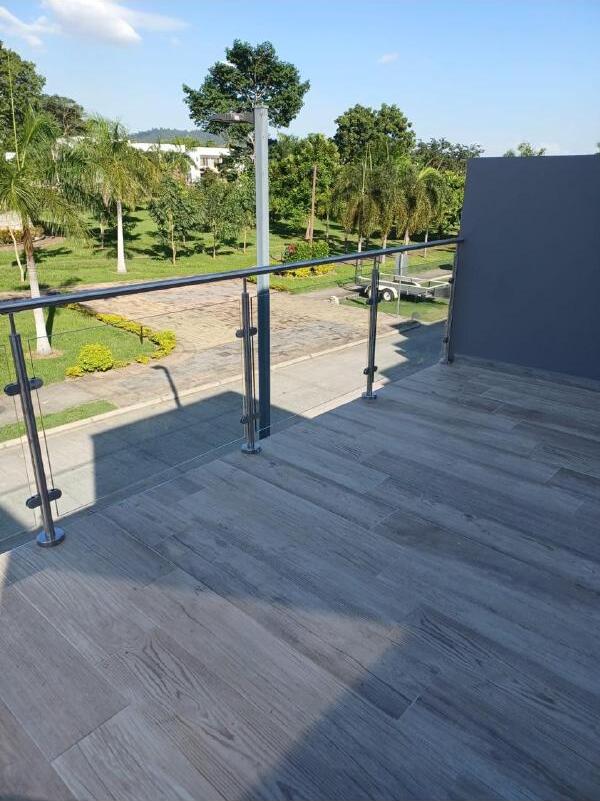 Barandal de vidrio templado frameless en balcón de terraza en Honduras
