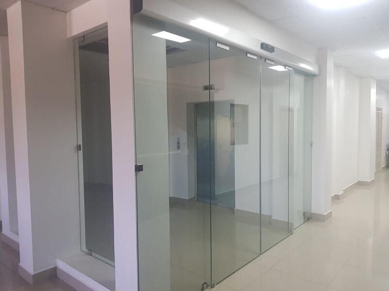 Puertas automáticas instalado por CoverGlass HN en Honduras