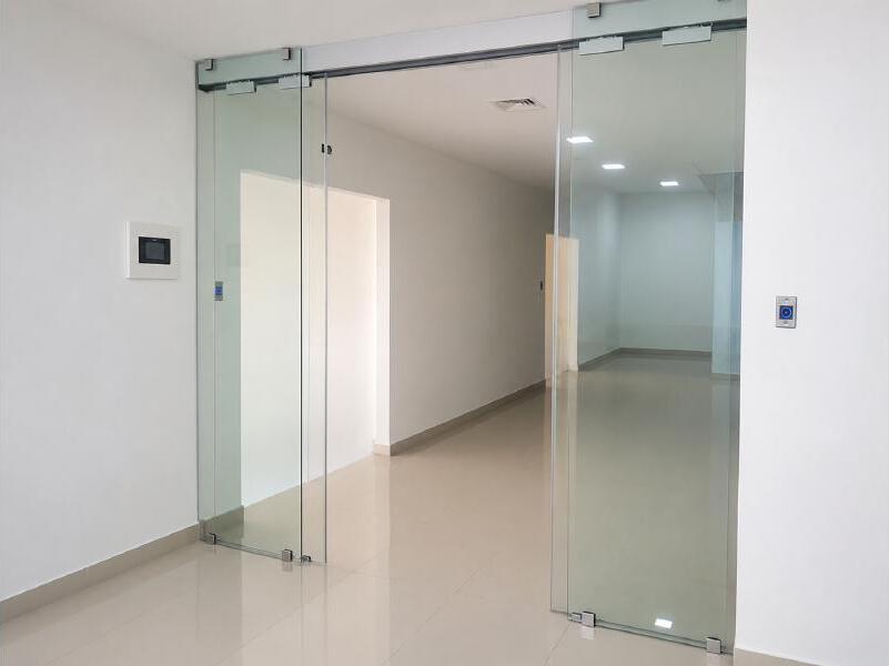 Puertas automáticas instalado por CoverGlass HN en Honduras