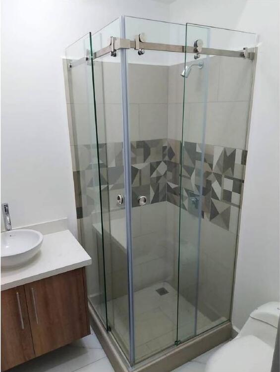 Puertas de baño instalado por CoverGlass HN en Honduras