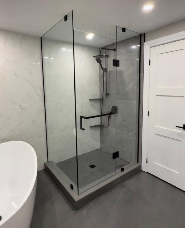 Cabina de ducha con vidrio templado en residencia