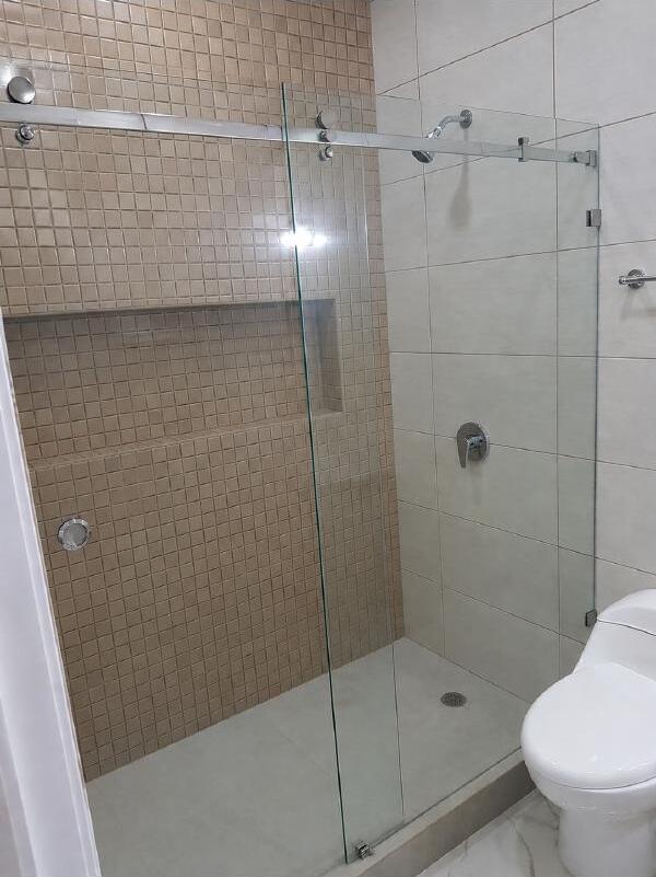 Puertas de baño instalado por CoverGlass HN en Honduras