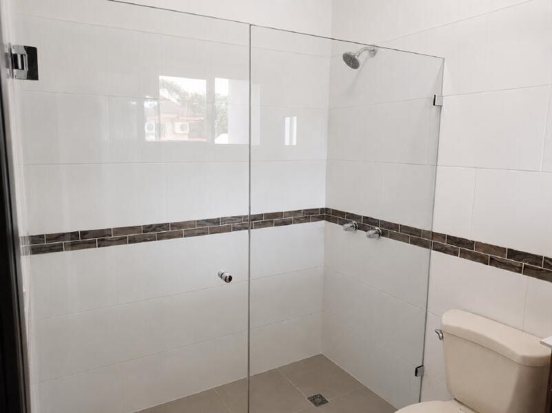 Cabina de ducha con puerta corrediza de vidrio templado en San Pedro Sula