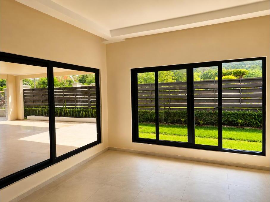 Ventanería de aluminio y vidrio a gran escala en residencia en Honduras